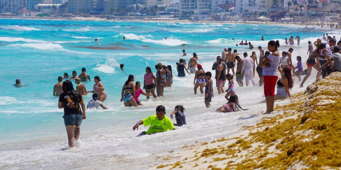Turistas nacionales y locales acuden a la playa con motivo de las vacaciones de Semana Santa