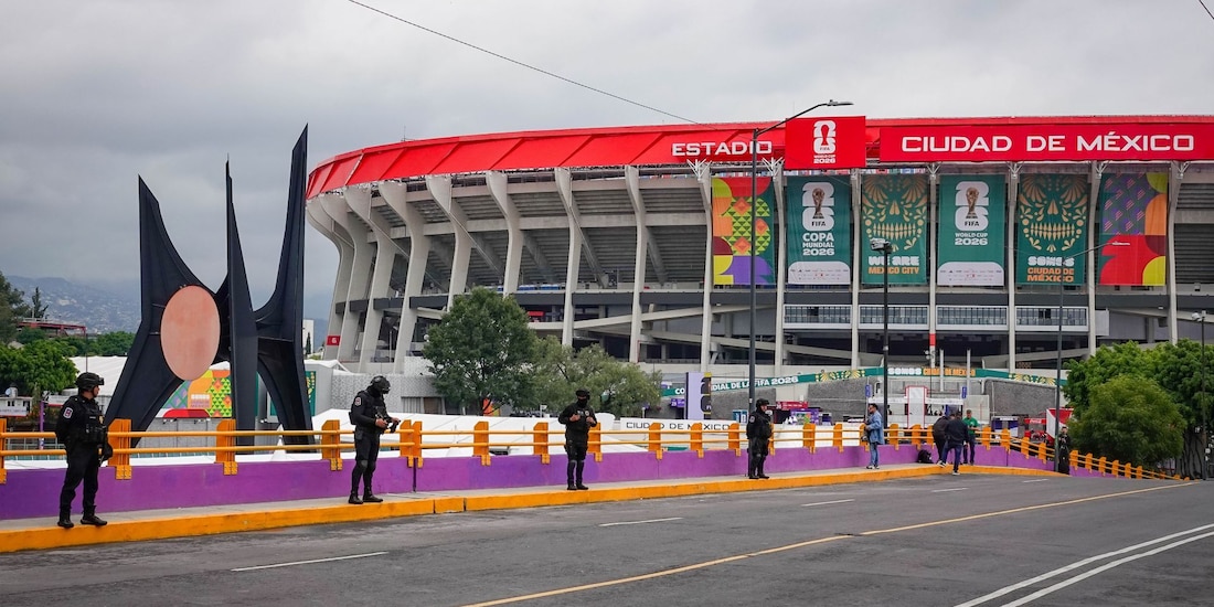 Elementos de la policía capitalina resguardan y realizan cortes a la circulación en el perímetro del estadio Ciudad de México