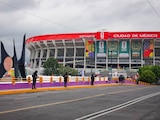 Elementos de la policía capitalina resguardan y realizan cortes a la circulación en el perímetro del estadio Ciudad de México