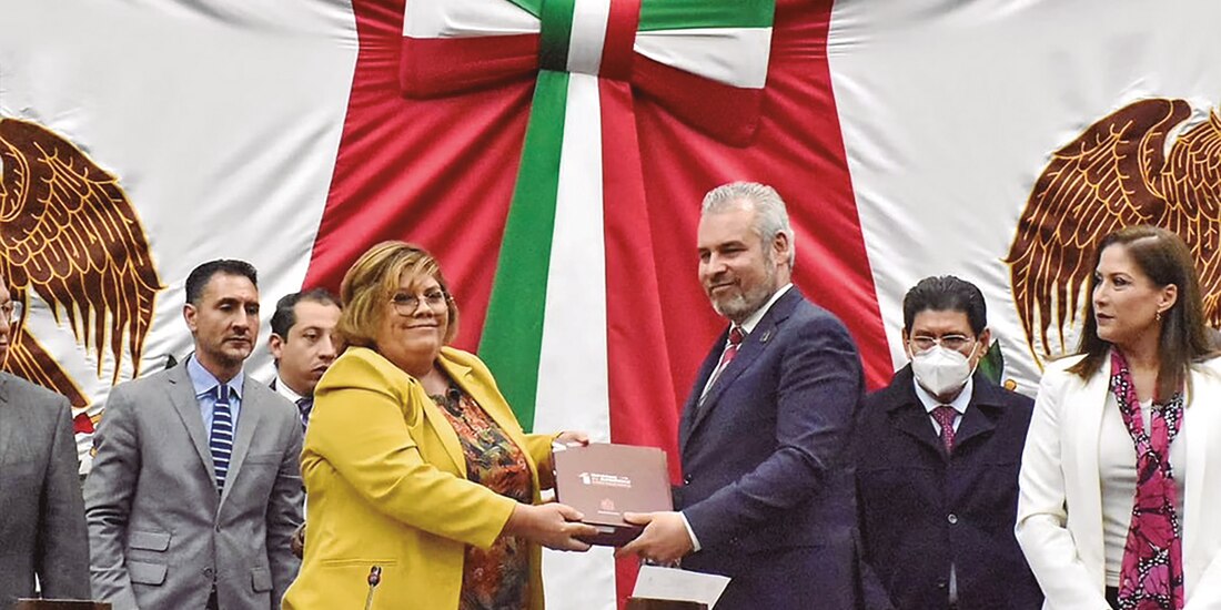 Antes de emitir su mensaje al pueblo michoacano, el gobernador entregó su informe al Congreso local.