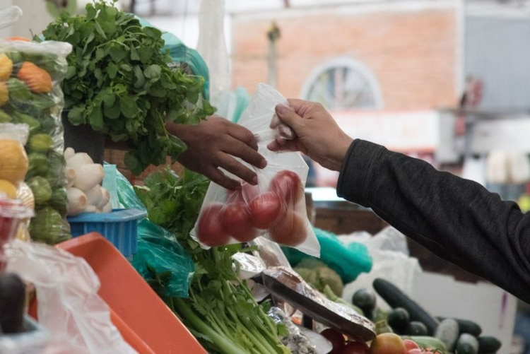 Verduras, cigarros y transporte, lo más caro en todo enero