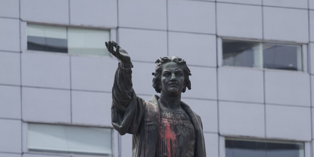 La estatua del Cristóbal Colón antes de ser retirada de Paseo de la Reforma.