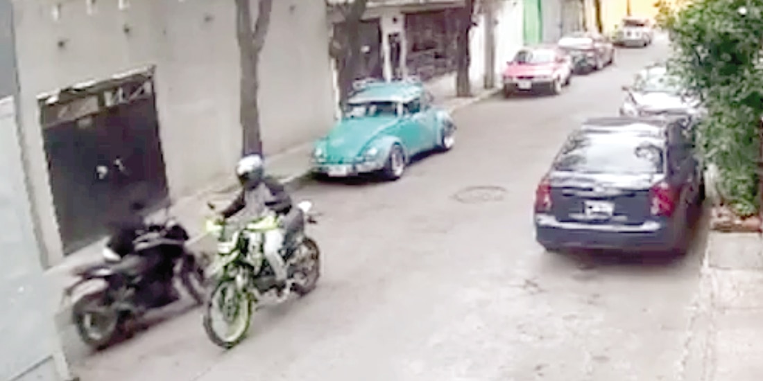 Momento en el que dos sujetos roban una moto en Pantitlán, Iztacalco, en 2024.