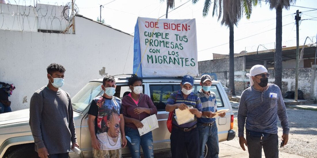 Hondureños exigen ayuda humanitaria a la nueva administración estadounidense, ayer.