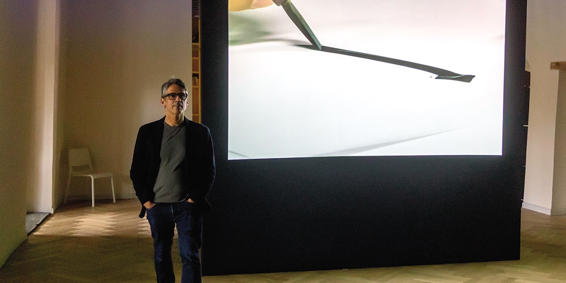 ALI KAZMA durante el recorrido de la exhibición en el Museo Franz Mayer.