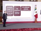 La mandataria federal y la titular de Semarnat, Alicia Bárcena, ayer.