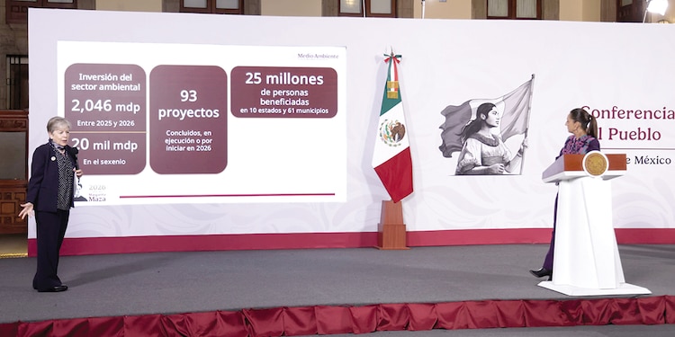 La mandataria federal y la titular de Semarnat, Alicia Bárcena, ayer.