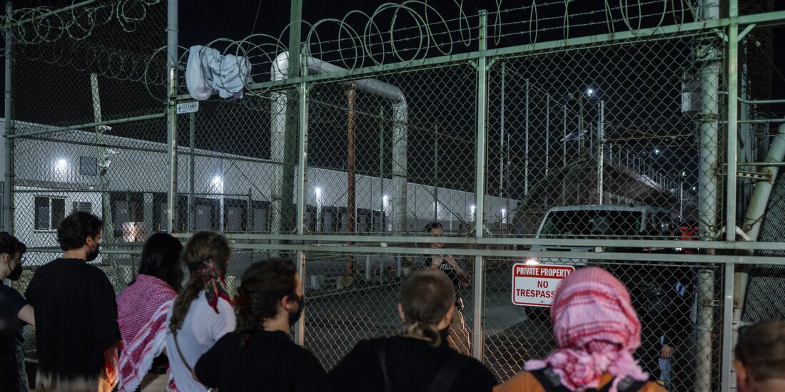 Manifestantes se toman de las manos en la entrada del centro de detención Delaney Hall para evitar que vehículos ingresen durante protestas contra las redadas migratorias del gobierno, el jueves 12 de junio de 2025, en Newark, Nueva Jersey