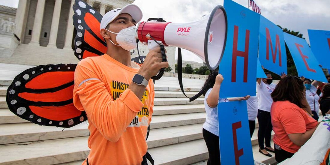 Activistas celebran la decisión del Tribunal de frenar a la Casa Blanca, en su objetivo de eliminar el DACA.