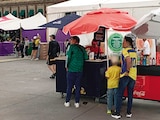 Un padre y su hijo compran bebidas en un carrito con cerveza y refresco, ayer.
