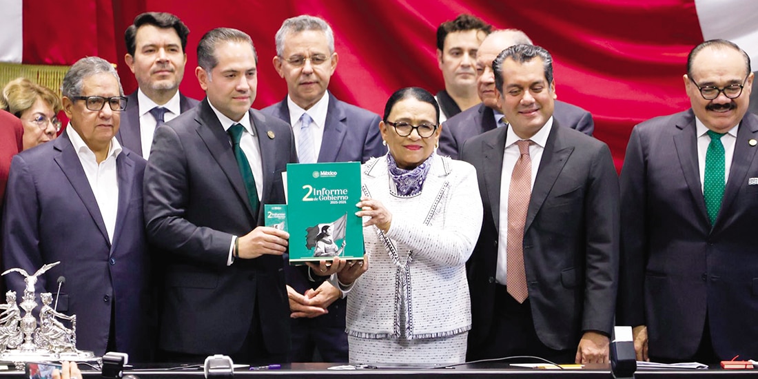 La titular de Segob entrega el informe, ayer, en San Lázaro.