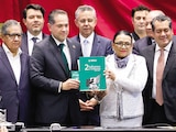 La titular de Segob entrega el informe, ayer, en San Lázaro.