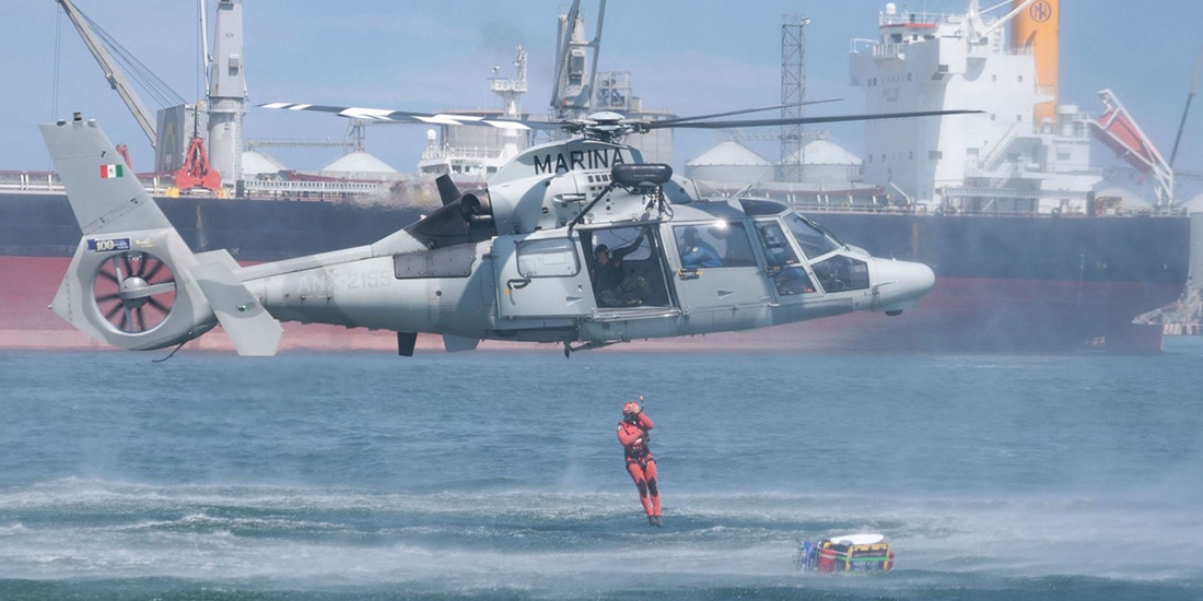 Elementos de la Secretaría de Marina realizaron ejercicios de rescate en altamar durante el 204 Aniversario de la Armada de México, en la Macroplaza del Malecón del Puerto de Veracruz