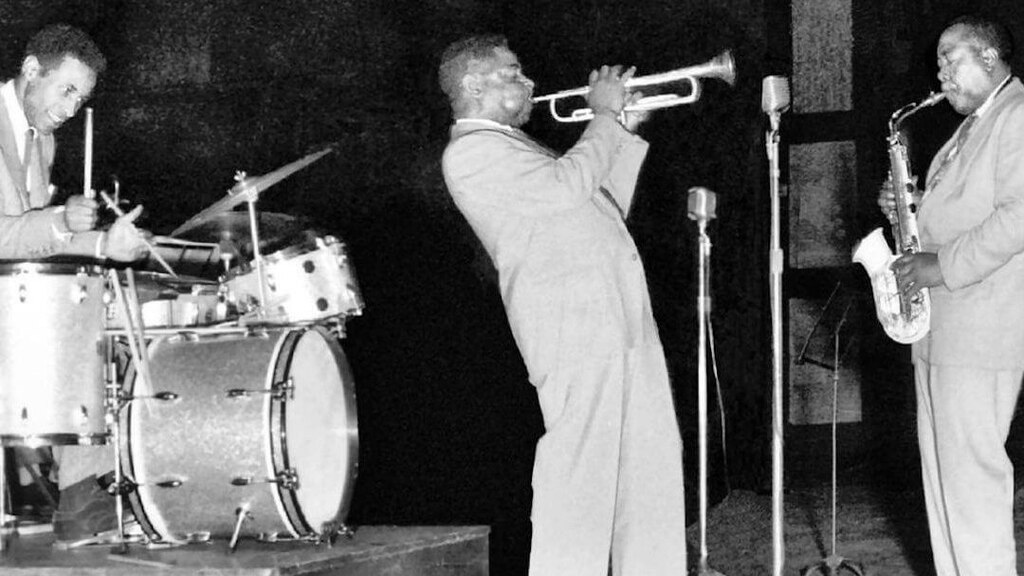 Max Roach, Dizzy Gillespie y Charlie Parker en Massey Hall, 1953.