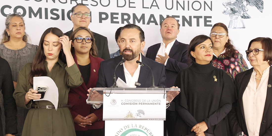 Legisladores de Morena, ayer, en conferencia de prensa.
