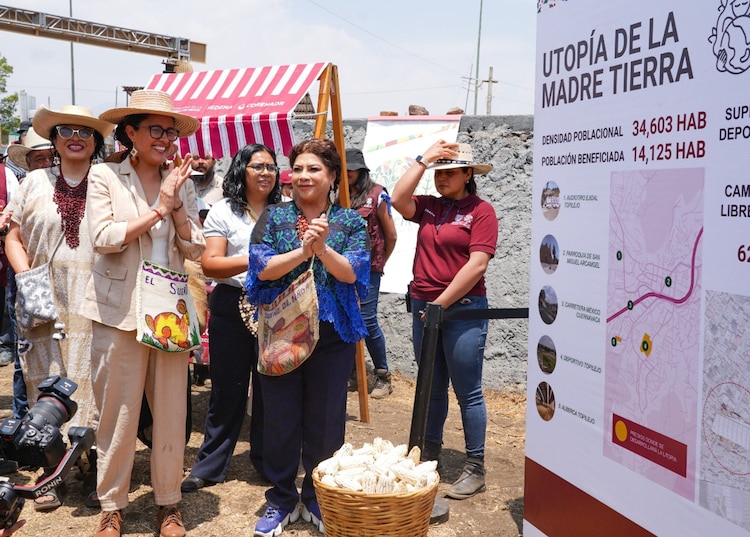 Clara Brugada y la alcaldesa de Tlalpan, Gabriela Osorio, en Topilejo.