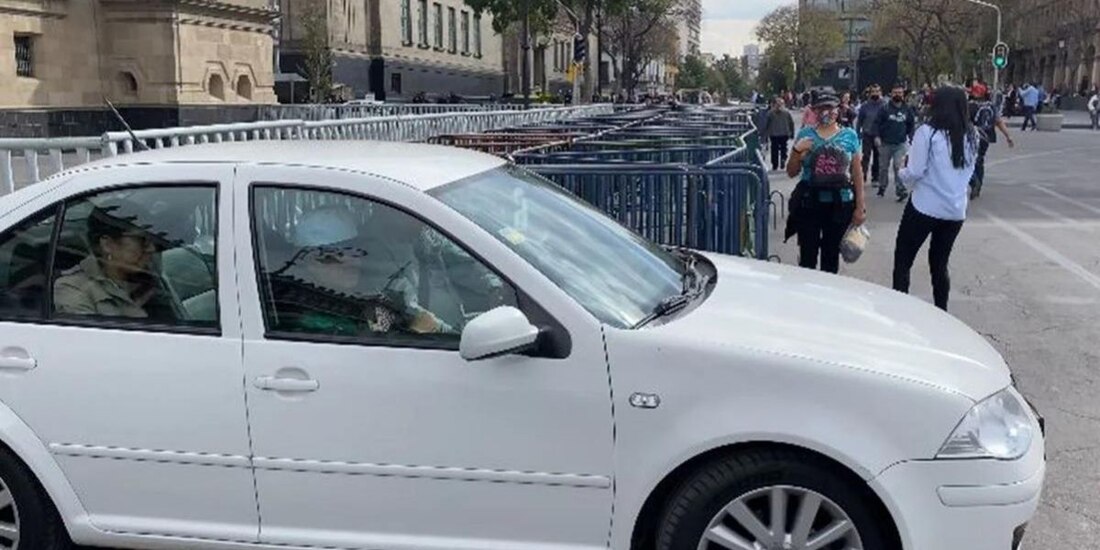 AMLO se encontraba en el asiento del copiloto del vehículo.