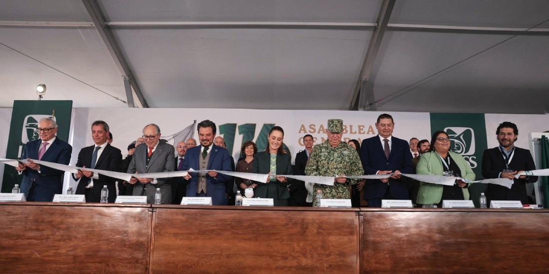 Claudia Sheinbaum encabeza Asamblea del IMSS e inaugura hospital en Puebla.
