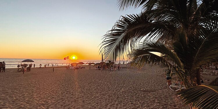 un hermoso atardecer en una de las playas de Mazatlán.