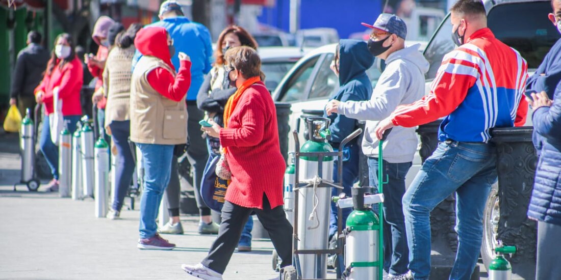 Llenan tanques de oxígeno en Iztapalapa.