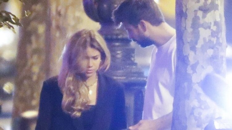 Así captaron a Piqué y Clara Chía en la calle