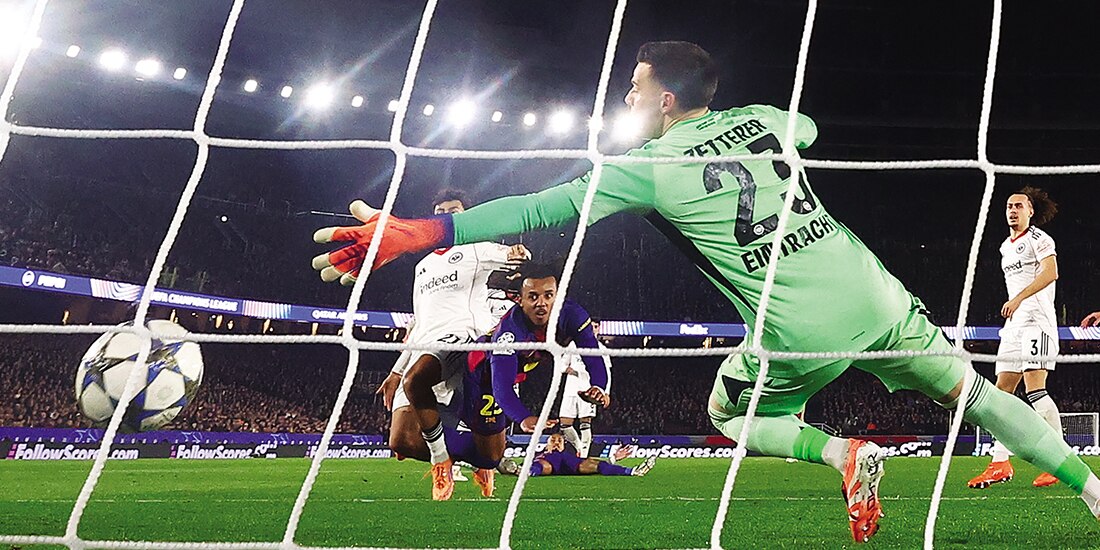 El defensor tras su remate para el primer gol, ayer, de UCL.