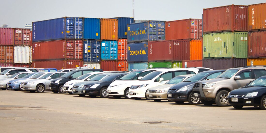 Vehículos en espera de ser transportados.