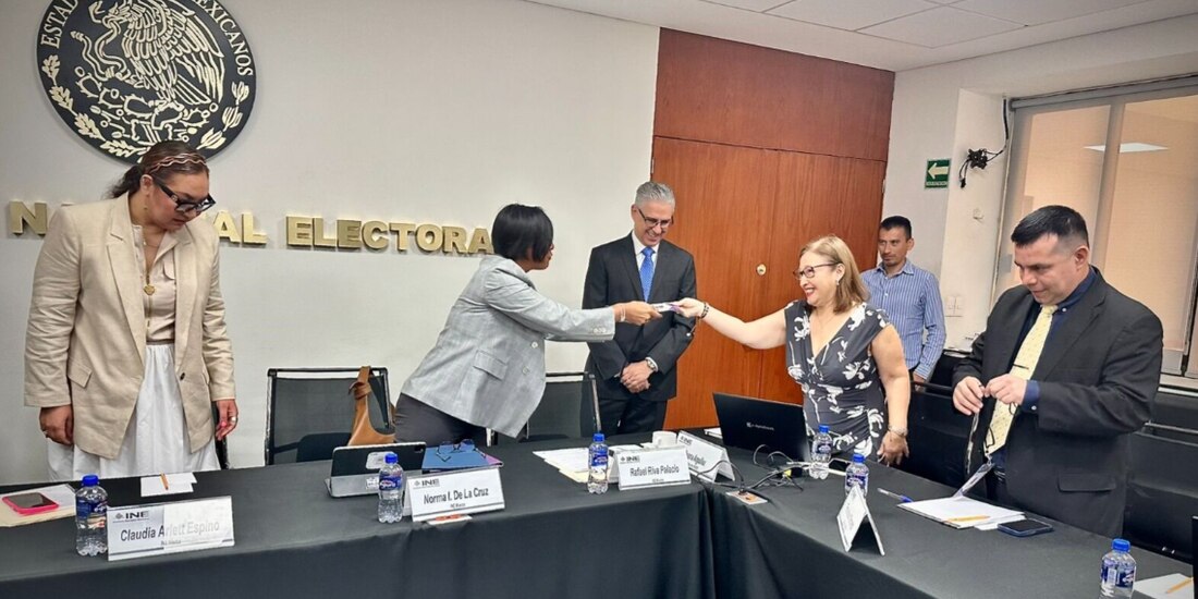 El INE entrega acreditaciones, ayer, a la Misión de Acompañamiento que observará la elección judicial.
