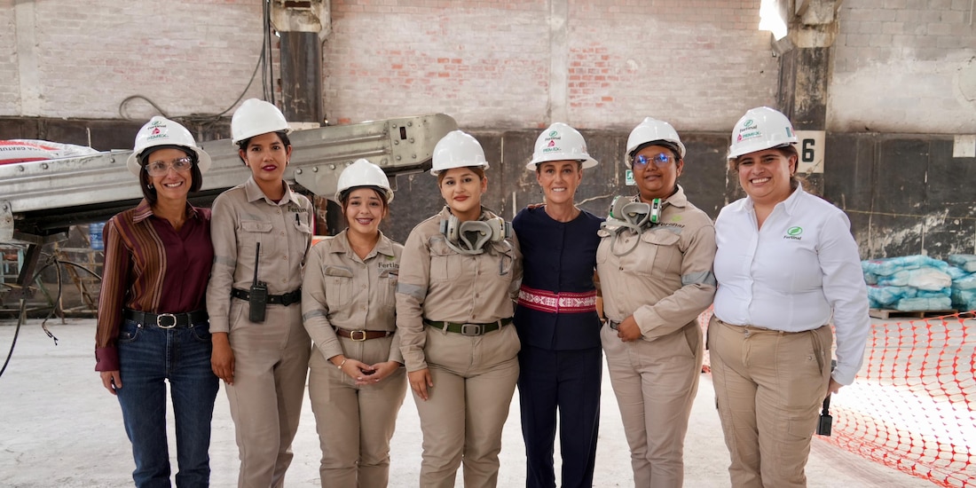 Al centro, la Presidentas Claudia Sheinbaum en su visita a Fertinal, la planta de fertilizantes de Pemex.