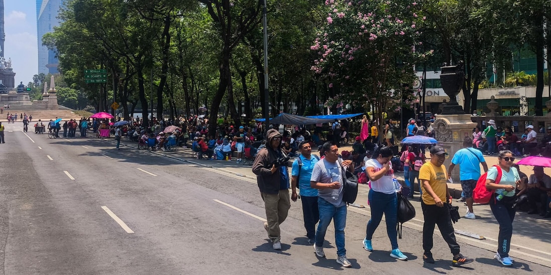 Maestros de la Coordinadora, ayer, en uno de los bloqueos sobre Paseo de la Reforma.