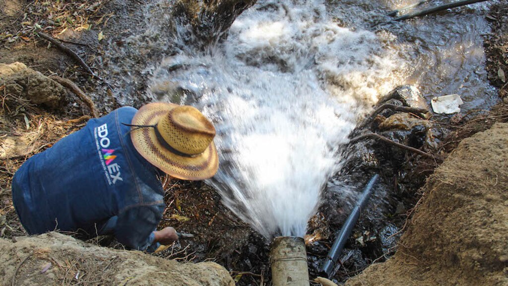 Trabajador de la CAEM durante la reparación de una fuga de agua.