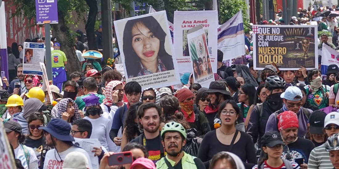 Grupos de diversos colectivos de personas desaparecidas durante una protesta