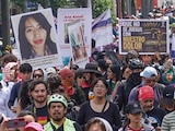 Grupos de diversos colectivos de personas desaparecidas durante una protesta