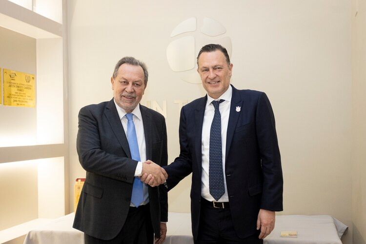 El gobernador de Querétaro, Mauricio Kuri, se reúne en Madrid con Gustavo Santos, director para las Américas de ONU Turismo, para promover el estado.
