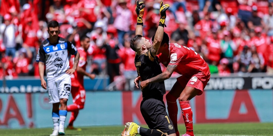 El portero celebra su anotación, ayer, en la Bombonera.