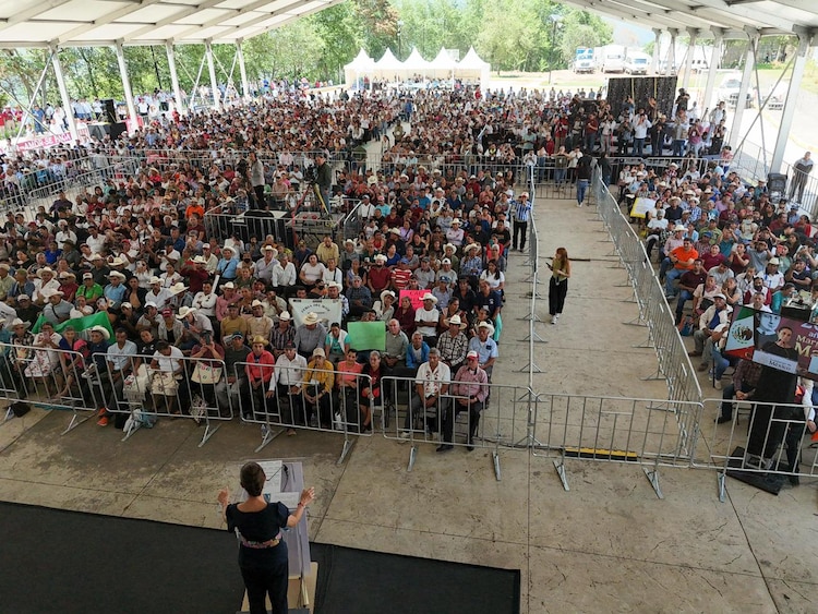 La Presidenta Claudia Sheinbaum durante su visita a Tenango de Doria.