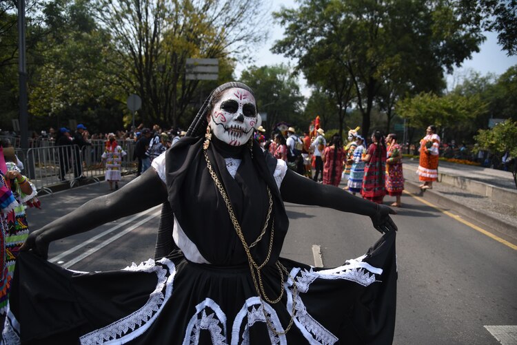 Ataviados como catrinas, participantes del desfile partieron de la Puerta de los Leones, en Chapultepec. Foto: Gobierno CDMX