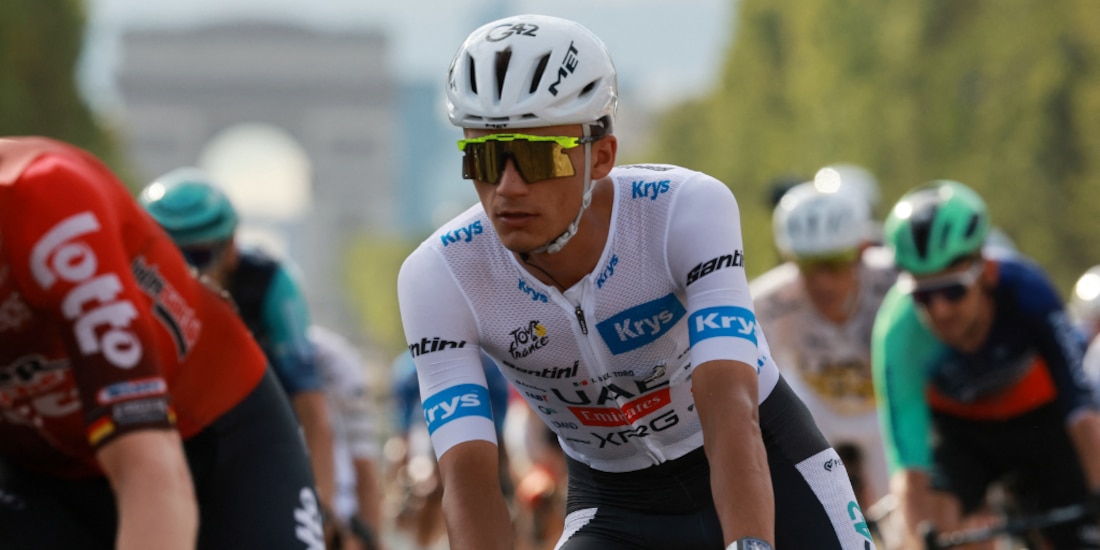 Isaac del Toro durante la última etapa del Tour de France.