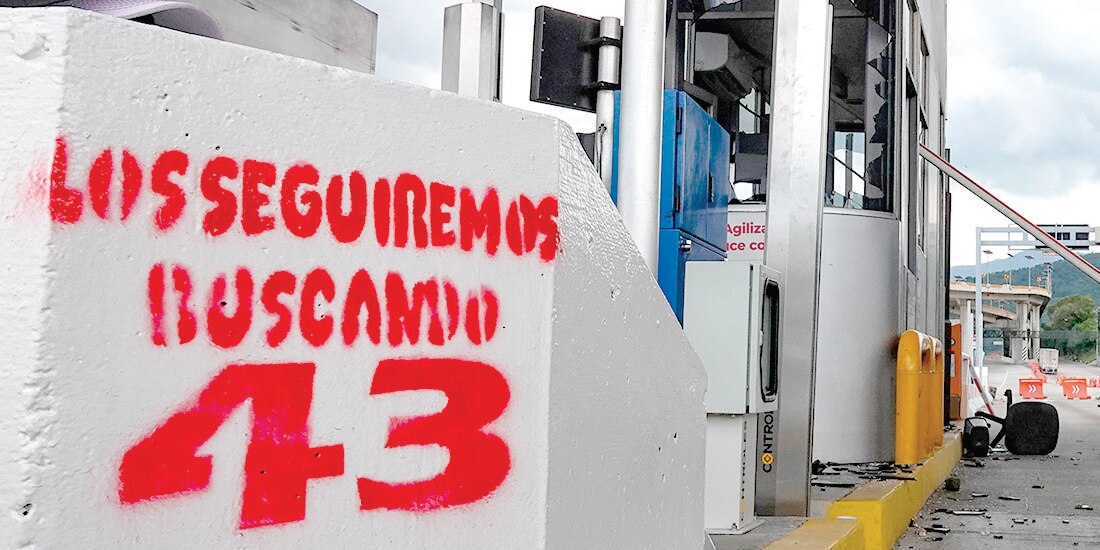 CASETA México-
Cuernavaca, tras
ser tomada por
estudiantes de
Ayotzinapa, ayer
