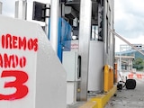 CASETA México-
Cuernavaca, tras
ser tomada por
estudiantes de
Ayotzinapa, ayer