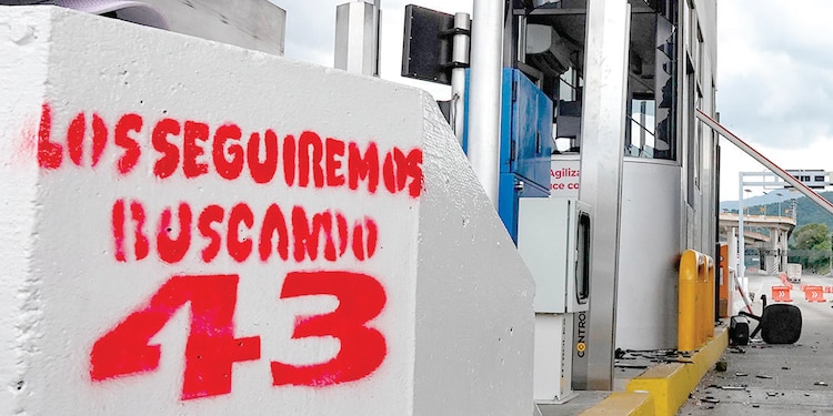 CASETA México-
Cuernavaca, tras
ser tomada por
estudiantes de
Ayotzinapa, ayer