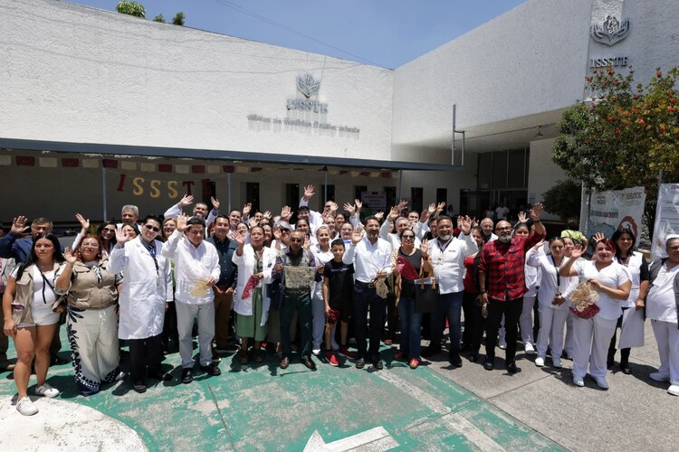 Martí Batres, al centro, durante su visita a la CMF Oriente.