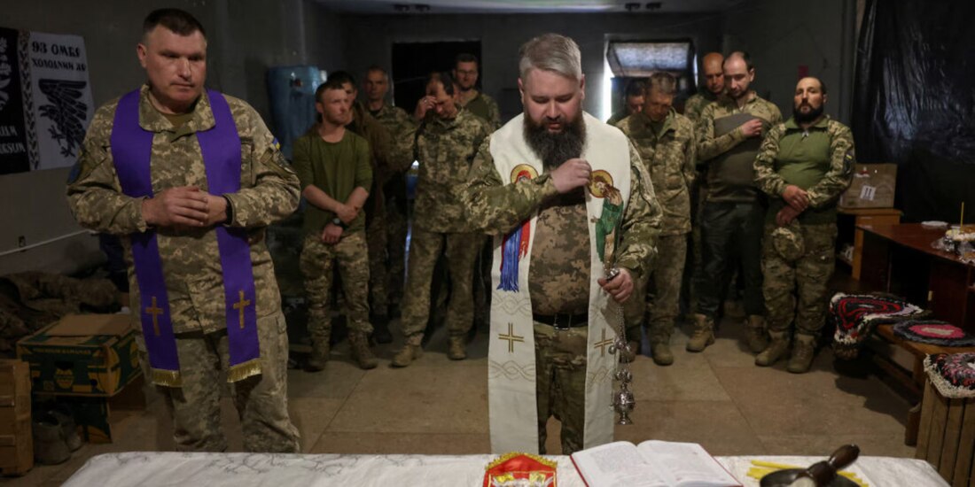 Tropas ucranianas en servicio de Pascua, región de Donetsk, ayer.