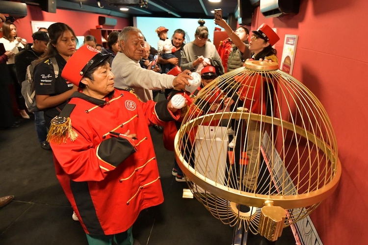 La Lotería Nacional acerca su legado al público con el Museo de la Suerte, una unidad móvil que contiene material inédito.