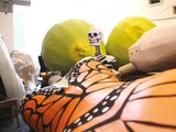 Las figuras de cartón están a la espera de dar “vida” a una catrina monumental.