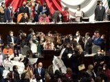 Diputados de oposición toman la tribuna, tras la presentación de una de las reservas, en la que se plantea que el Fondo de Salud se sume a la Tesorería de la Federación, ayer.