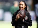 La mexicana previo a un partido de la NFL entre los Packers y los Giants.
