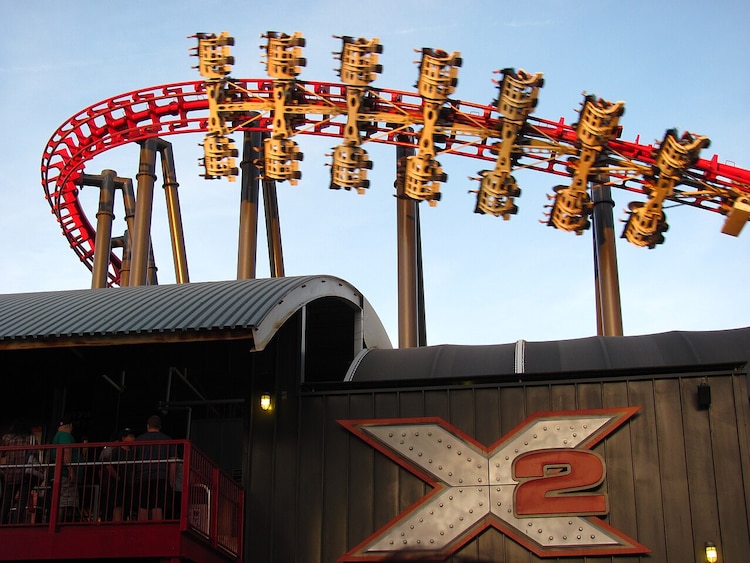 "X2", icónica montaña rusa de Six Flags en California, fue cerrada tras múltiples denuncias.