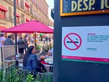 Restaurantes del Centro Histórico de la CDMX informan a sus clientes de las nuevas prohibiciones para fumar al aire libre.