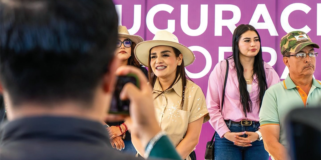 LA PRESIDENTA MUNICIPAL de Uruapan, Grecia Quiroz (c), ayer, durante la inauguración de una obra.